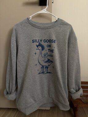 Source Unknown Gray Crewneck Sweatshirt with Blue Goose Graphic